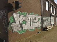 901464 Afbeelding van graffiti met teksten op een oude loods op het voormalige werkplaatsterrein van de N.S. bij de 2e ...